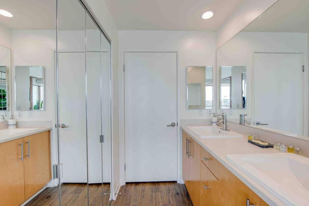 Sunny W/ 2 Story Panoramic Ocean Views Appartement